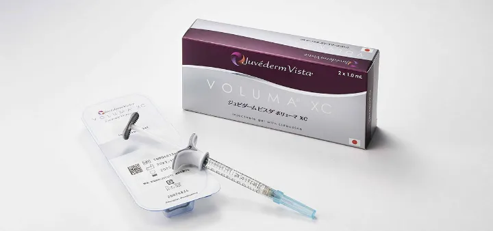 写真：ヒアルロン酸（ジュビダームビスタ®シリーズ）の外箱と一回分の薬と注射針