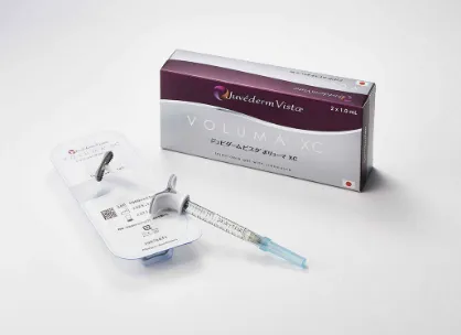 写真：ヒアルロン酸（ジュビダームビスタ®シリーズ）の外箱と一回分の薬と注射針
